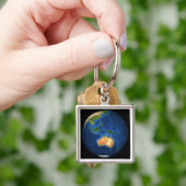 Uitzicht van de volledige Aarde met Indonesië, de  Sleutelhanger (Hand)