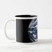 Uitzicht van de volledige aarde rond de Stille Oce Tweekleurige Koffiemok (Links)