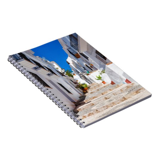 Uitzicht van de witte stad Frigiliana in de lucht  Notitieboek (Rechterzijde)