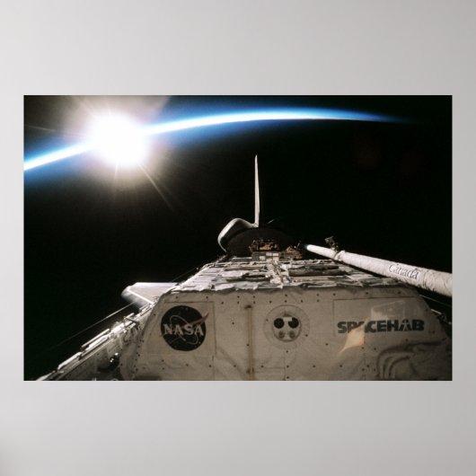 Uitzicht van de zon van de Space Shuttle Endeavor Poster (Voorkant)