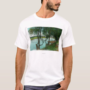 Uitzicht van een Boat aan land op de Russische riv T-shirt