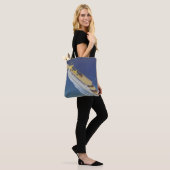 Uitzicht van een  cruiseschip in de oceaan tote bag (Op model)