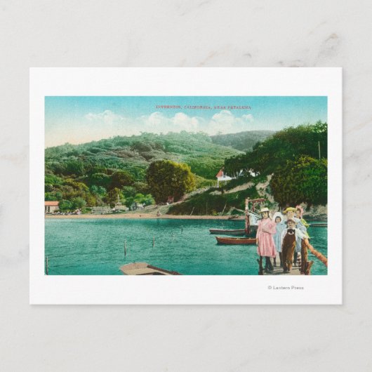 Uitzicht van een familie op Lake DockInverness, CA Briefkaart (Voorkant)