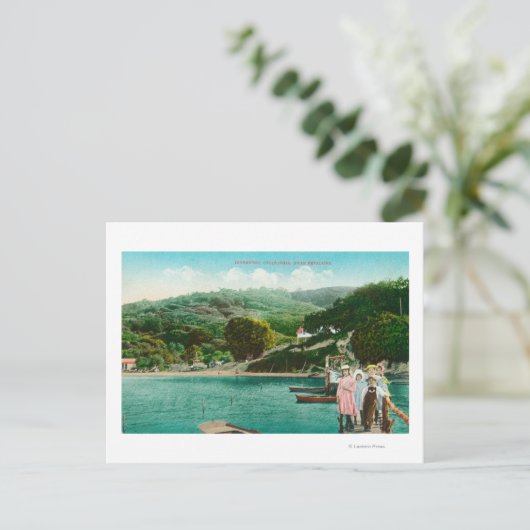 Uitzicht van een familie op Lake DockInverness, CA Briefkaart (Staand voorkant)