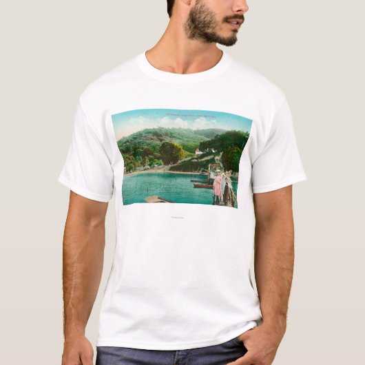 Uitzicht van een familie op Lake DockInverness, CA T-shirt (Voorkant)