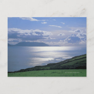 uitzicht van een grijze helling door het zee briefkaart