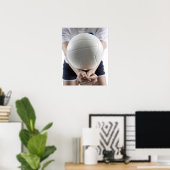 Uitzicht van een jonge vrouw met een middelste sec poster (Thuiskantoor)