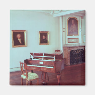 Uitzicht van een kamer met een grote piano magneet