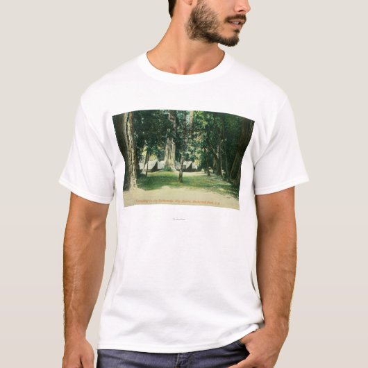 Uitzicht van een kamp in de kustmammoetbomen t-shirt (Voorkant)