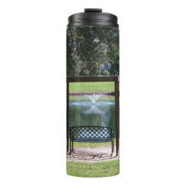 Uitzicht van een klein stadMeer Thermosbeker