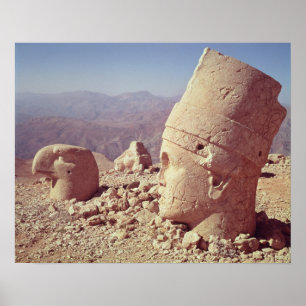 Uitzicht van een kolossaal hoofd en een adelaar poster