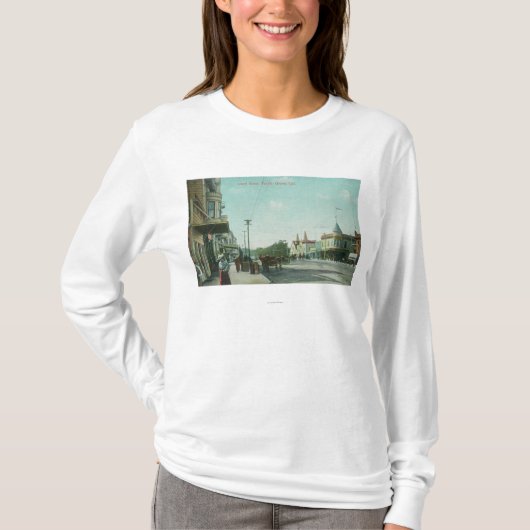 Uitzicht van een Street ScenePacific Grove, CA T-shirt (Voorkant)