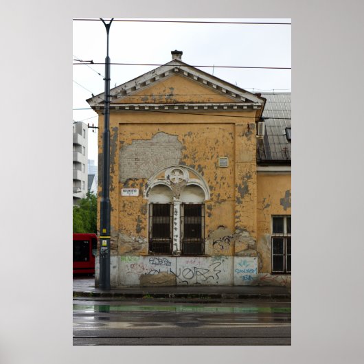 Uitzicht van een verwaarloosd oud gebouw poster (Voorkant)