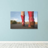 Uitzicht van een vrouw met een cowboylaarzen in ee canvas afdruk (Insitu (Houten vloer))