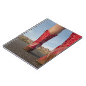 Uitzicht van een vrouw met een cowboylaarzen in ee notitieboek (Linkerzijde)