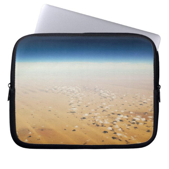 Uitzicht van een woestijn vanuit de lucht laptop sleeve (Voorkant)