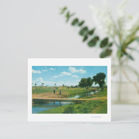 Uitzicht van Golfer Hitting Ball Briefkaart (Staand voorkant)