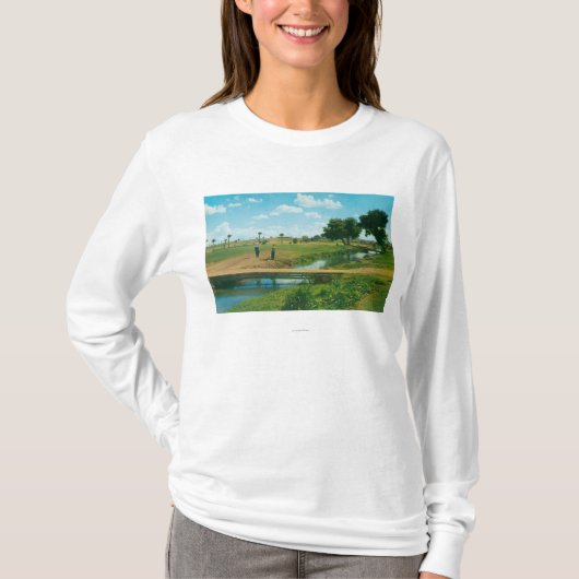 Uitzicht van Golfer Hitting Ball T-shirt (Voorkant)