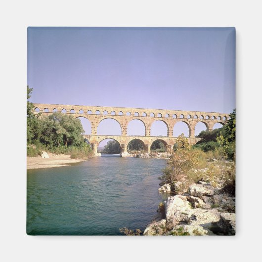 Uitzicht van het aquaduct, gebouwd c.19 BC Magneet (Voorkant)