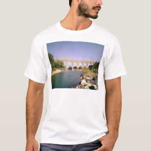 Uitzicht van het aquaduct, gebouwd c.19 BC T-shirt