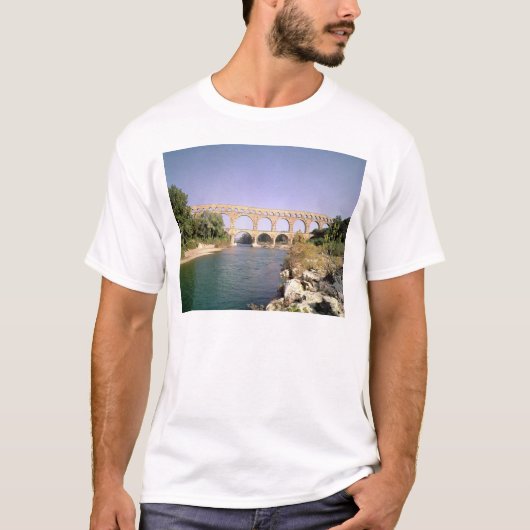 Uitzicht van het aquaduct, gebouwd c.19 BC T-shirt (Voorkant)