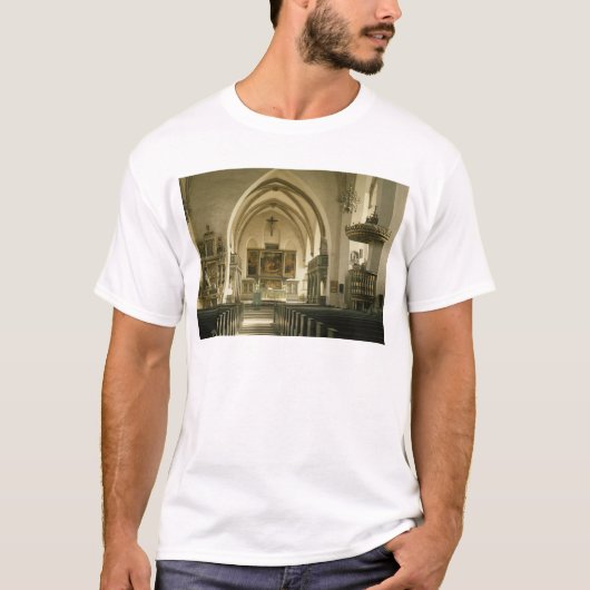 Uitzicht van het binnenland van de kerk met t-shirt (Voorkant)