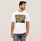 Uitzicht van het binnenland van de kerk met t-shirt (Voorkant volledig)
