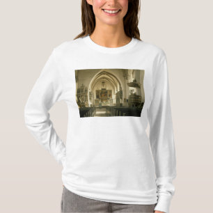 Uitzicht van het binnenland van de kerk met t-shirt