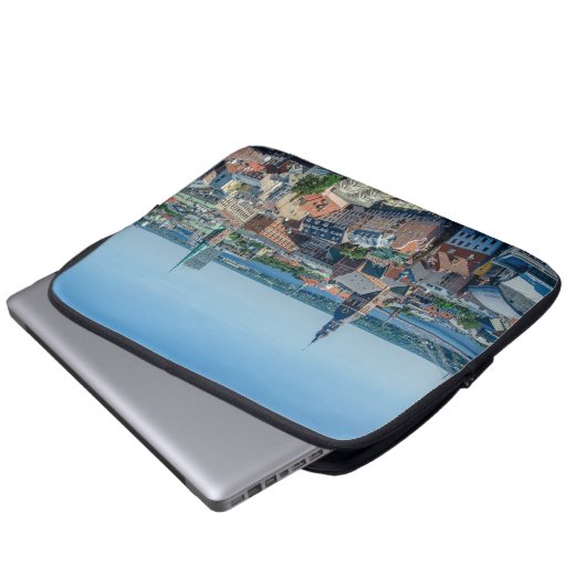 Uitzicht van het centrum van de stad Riga van bove Laptop Sleeve (Voorkant onderkant)
