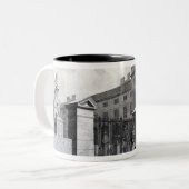 Uitzicht van het Foundling Hospital Tweekleurige Koffiemok (Voorkant links)