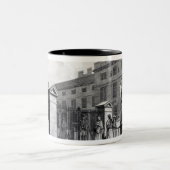 Uitzicht van het Foundling Hospital Tweekleurige Koffiemok (Center)