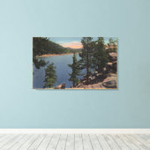 Uitzicht van het meer door de pijnbomen canvas afdruk (Insitu (Houten vloer))