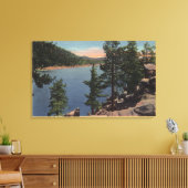 Uitzicht van het meer door de pijnbomen canvas afdruk (Insitu (Woonkamer))