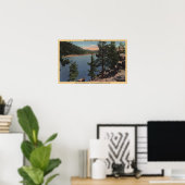 Uitzicht van het meer door de pijnbomen poster (Thuiskantoor)