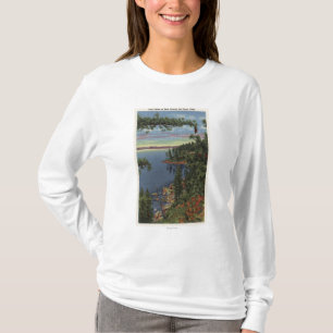 Uitzicht van het meer door suikerpijnbomen t-shirt