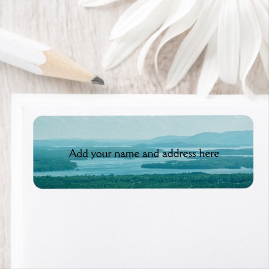 Uitzicht van het meer en de bergen etiket (Insitu)