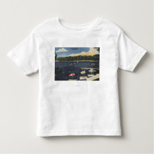 Uitzicht van het meer, met bomen uitgelijnde Shore Kinder Shirts