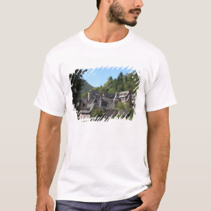 Uitzicht van het middeleeuwse dorp (foto) t-shirt