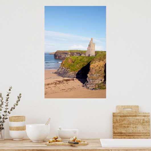 uitzicht van het strand en de kliffen in Ballybuni Poster (Keuken)