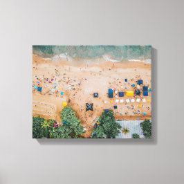 uitzicht van het strand gevuld met mensen en kraam canvas afdruk