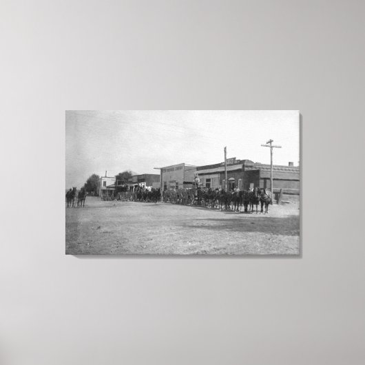 Uitzicht van Horse Wagon Teams op Street Canvas Afdruk (Voorkant)