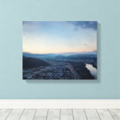 uitzicht van huizen en bergen canvas afdruk (Insitu (Houten vloer))