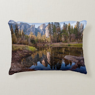 Uitzicht van kathedraalpieken accent kussen