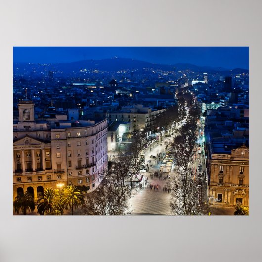 Uitzicht van La Rambla tijdens de luchtnacht Poster (Voorkant)