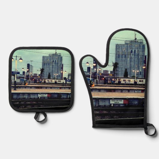 Uitzicht van Manchester Ovenwant & Pannenlap Set (Voorkant)