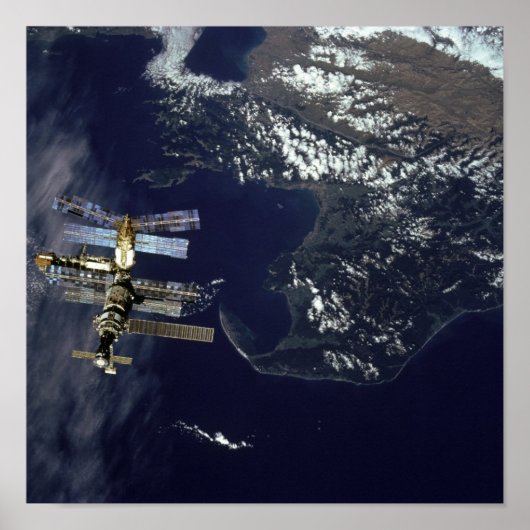 Uitzicht van Mir Space Station van Shuttle Atlanti Poster (Voorkant)