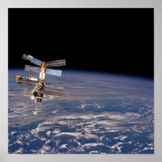 Uitzicht van Mir Space Station van Shuttle Atlanti Poster (Voorkant)