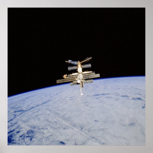 Uitzicht van Mir Space Station van Shuttle Atlanti Poster (Voorkant)