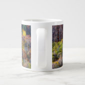 Uitzicht van najaarsboskleurige bomen grote koffiekop (Achterkant)