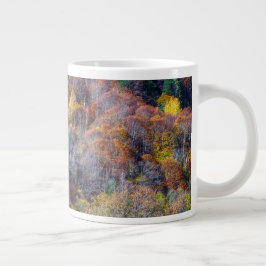 Uitzicht van najaarsboskleurige bomen grote koffiekop